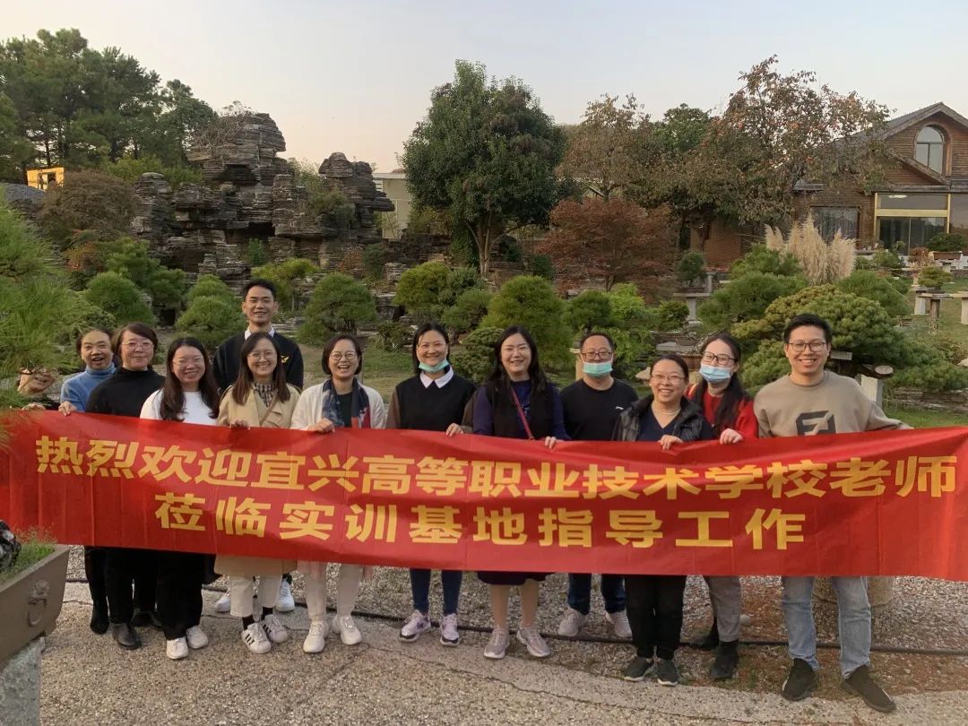 景荣陪同宜兴高职校旅游学院考察实训基地
