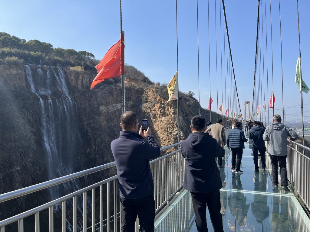 华东第二长玻璃栈桥上的实景地质课堂,跨越6000万年的泥盆纪-志留纪砂岩