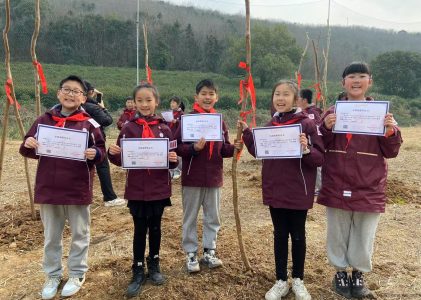 武进区实验小学志愿者参加华夏游学龙凤谷教育营地“绿美家园”植树节公益活动