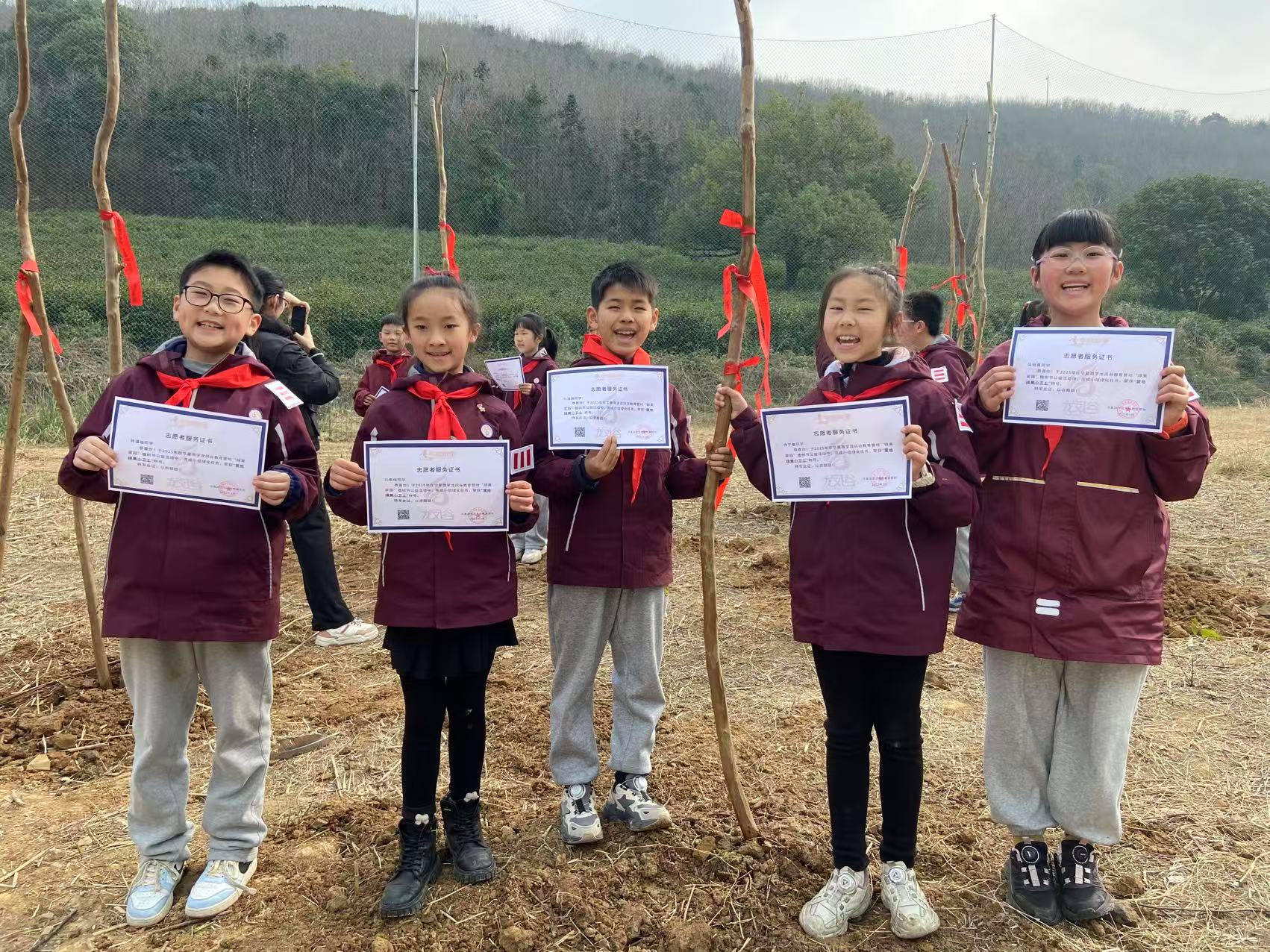 武进区实验小学志愿者参加华夏游学龙凤谷教育营地“绿美家园”植树节公益活动